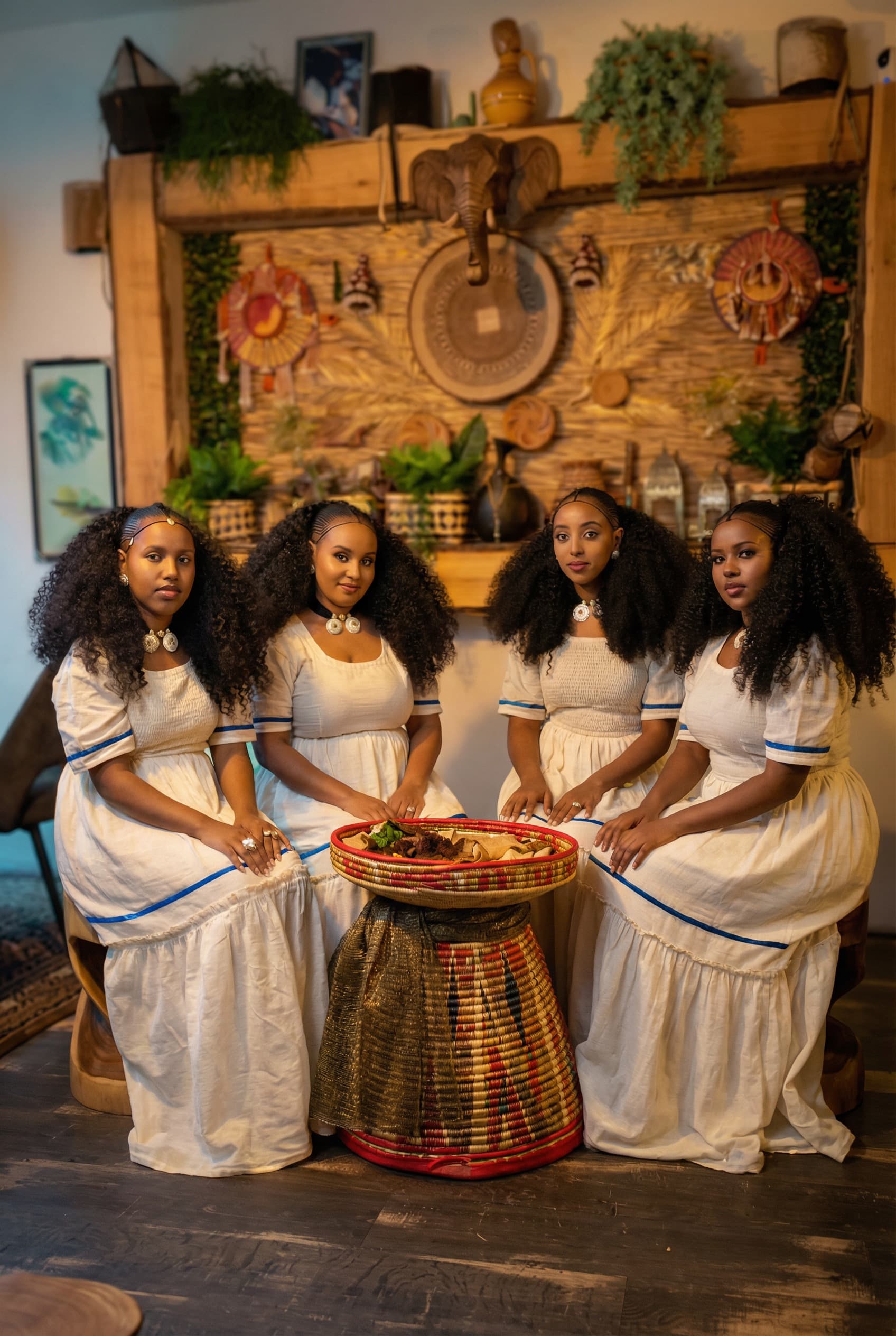 Vers gebrande Ethiopische koffie aan tafel